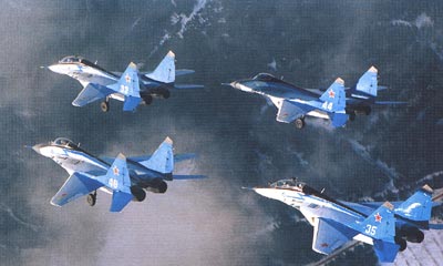 OTH-144 Автографы в небе. История пилотажных групп ВВС СССР и России (Автор - Н. Валуев, твердый переплет, большой формат, цветные и черно-белые фотографии и цветные рисунки)