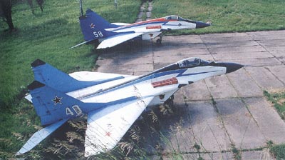 OTH-144 Автографы в небе. История пилотажных групп ВВС СССР и России (Автор - Н. Валуев, твердый переплет, большой формат, цветные и черно-белые фотографии и цветные рисунки)