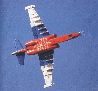 OTH-144 Автографы в небе. История пилотажных групп ВВС СССР и России (Автор - Н. Валуев, твердый переплет, большой формат, цветные и черно-белые фотографии и цветные рисунки)