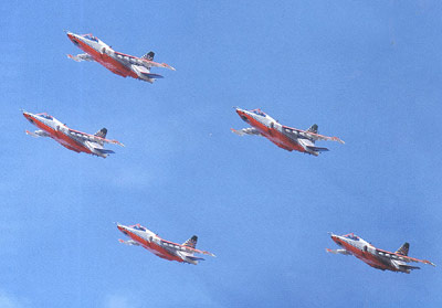 OTH-144 Автографы в небе. История пилотажных групп ВВС СССР и России (Автор - Н. Валуев, твердый переплет, большой формат, цветные и черно-белые фотографии и цветные рисунки)