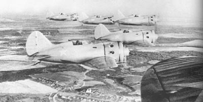OTH-144 Автографы в небе. История пилотажных групп ВВС СССР и России (Автор - Н. Валуев, твердый переплет, большой формат, цветные и черно-белые фотографии и цветные рисунки)