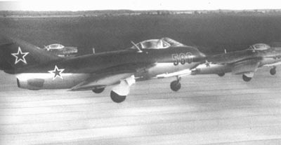 OTH-144 Автографы в небе. История пилотажных групп ВВС СССР и России (Автор - Н. Валуев, твердый переплет, большой формат, цветные и черно-белые фотографии и цветные рисунки)