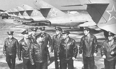 OTH-144 Автографы в небе. История пилотажных групп ВВС СССР и России (Автор - Н. Валуев, твердый переплет, большой формат, цветные и черно-белые фотографии и цветные рисунки)